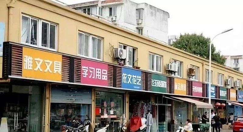 漫步街上，察覺(jué)商店廣告牌如出一轍，統(tǒng)一式店鋪標(biāo)牌有需求嗎？3